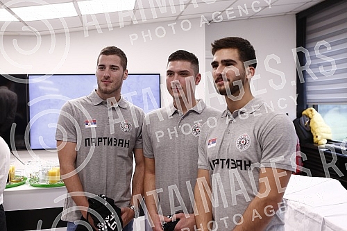 The traditional birthday cocktail of FK Partizan on the occasion of the 77th birthday of JSD Partizan was held in the press room of the Partizan stadium.Tradicionalni rodjendanski koktel FK Partizan povodom 77. rodjendana JSD Partizan odrzan je u p