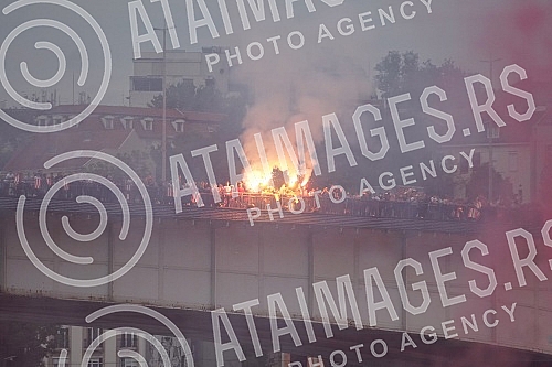 Zvezda's ball on the water - a spectacular celebration of the 32nd title of Serbian champion of fans and football players.Zvezdin bal na vodi - spektakularna proslava 32. titulu sampiona Srbije navijaca i fudbalera.