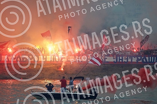 Zvezda's ball on the water - a spectacular celebration of the 32nd title of Serbian champion of fans and football players.Zvezdin bal na vodi - spektakularna proslava 32. titulu sampiona Srbije navijaca i fudbalera.