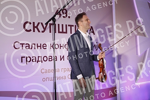 The Assembly of the Standing Conference of Towns and Municipalities (SCTM) was held at the Crown Plaza Hotel, where the possibilities for strengthening local self-government in Serbia were discussed.U hotelu Kraun plaza odrzana je Skupstina Stalne 