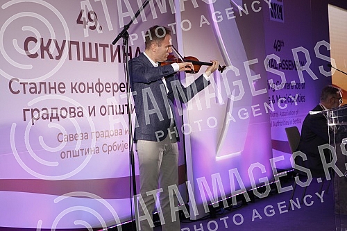 The Assembly of the Standing Conference of Towns and Municipalities (SCTM) was held at the Crown Plaza Hotel, where the possibilities for strengthening local self-government in Serbia were discussed.U hotelu Kraun plaza odrzana je Skupstina Stalne 