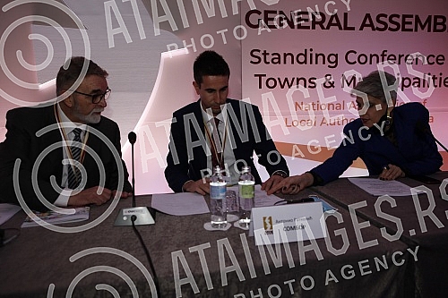 The Assembly of the Standing Conference of Towns and Municipalities (SCTM) was held at the Crown Plaza Hotel, where the possibilities for strengthening local self-government in Serbia were discussed.U hotelu Kraun plaza odrzana je Skupstina Stalne 