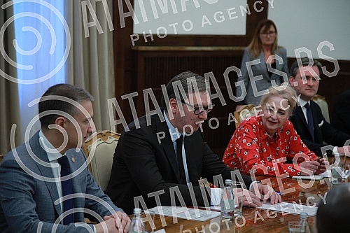 The President of Serbia, Aleksandar Vucic, met with the Minister of Foreign Affairs of Angola, Tete Antonio, and the Minister of National Defense and Veterans of the Homeland of that country, Jose Eduardo dos Santos.Predsednik Srbije Aleksandar Vuc