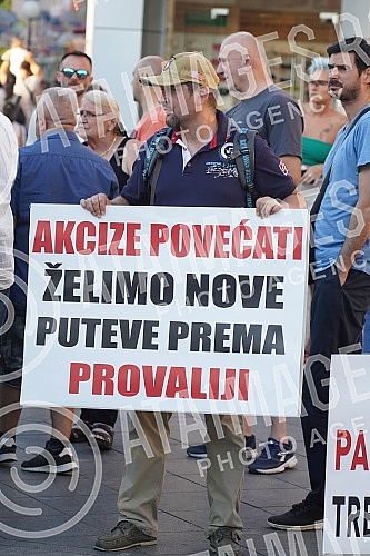On Krajina Square in Banja Luka, about a hundred citizens expressed their dissatisfaction with the state of affairs in the protest ironically called 