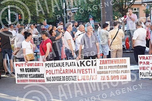On Krajina Square in Banja Luka, about a hundred citizens expressed their dissatisfaction with the state of affairs in the protest ironically called 