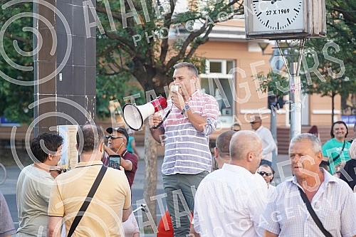 On Krajina Square in Banja Luka, about a hundred citizens expressed their dissatisfaction with the state of affairs in the protest ironically called 