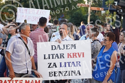 On Krajina Square in Banja Luka, about a hundred citizens expressed their dissatisfaction with the state of affairs in the protest ironically called 