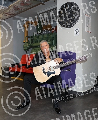 The famous Split tenor Goran Karan, after two big successful concerts in the Serbian capital in 2018 and 2019, returned to the Big Stage of the mts Dvorana.Proslavljeni splitski tenor Goran Karan, nakon dva velika uspesna koncerta u srpskoj preston