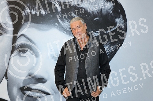 The famous Split tenor Goran Karan, after two big successful concerts in the Serbian capital in 2018 and 2019, returned to the Big Stage of the mts Dvorana.Proslavljeni splitski tenor Goran Karan, nakon dva velika uspesna koncerta u srpskoj preston