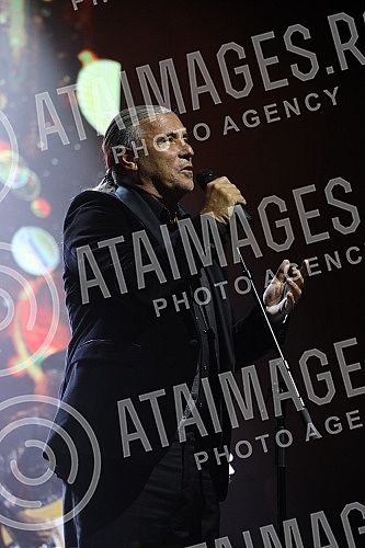 The famous Split tenor Goran Karan, after two big successful concerts in the Serbian capital in 2018 and 2019, returned to the Big Stage of the mts Dvorana.Proslavljeni splitski tenor Goran Karan, nakon dva velika uspesna koncerta u srpskoj preston