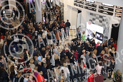 The famous Split tenor Goran Karan, after two big successful concerts in the Serbian capital in 2018 and 2019, returned to the Big Stage of the mts Dvorana.Proslavljeni splitski tenor Goran Karan, nakon dva velika uspesna koncerta u srpskoj preston