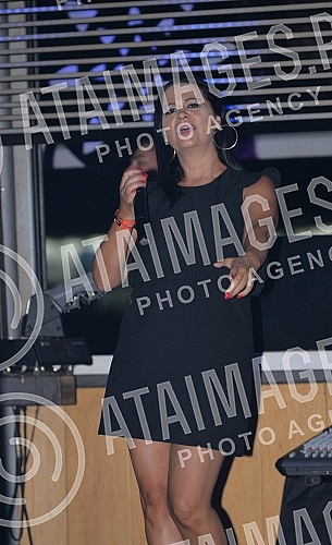 Performance of Dragana Stanojevic - Todorovic (Jana) held on raft River.Nastup Dragane Stanojevic Todorovic (Jana) na splavu River.