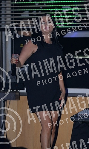 Performance of Dragana Stanojevic - Todorovic (Jana) held on raft River.Nastup Dragane Stanojevic Todorovic (Jana) na splavu River.