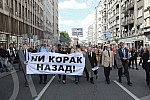 The protest of lawyers who oppose the draft law on civil procedure began with a gathering in front of the Serbian Bar Association, and then they went on a protest walk next to the National Assembly to the Ministry of Justice. Protest advokata koji 