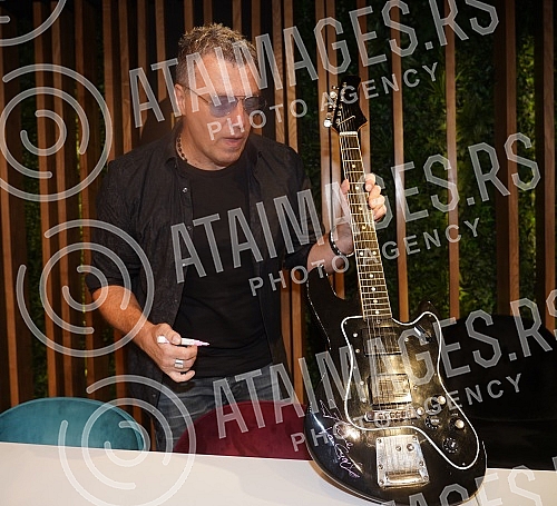 In the Kombank Hall, in the Jazz Canteen in Lisbon, the Plan B Foundation was promoted with the premiere of the first single from the 