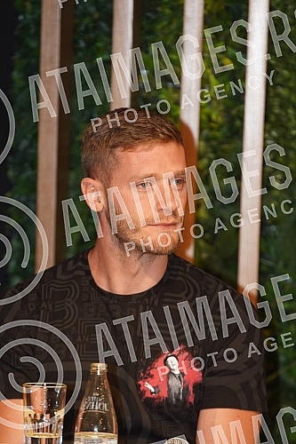 In the Kombank Hall, in the Jazz Canteen in Lisbon, the Plan B Foundation was promoted with the premiere of the first single from the 