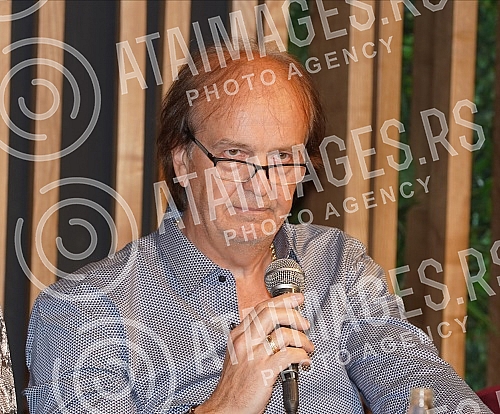 In the Kombank Hall, in the Jazz Canteen in Lisbon, the Plan B Foundation was promoted with the premiere of the first single from the 