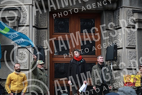 A protest of environmental organizations was held in front of the Government of Serbia.Ispred Vlade Srbije odrzan je protest ekoloskih organizacija.