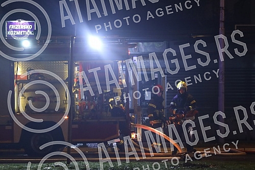 In Omladinskih brigada Street, there was an explosion and a fire in the Kosnica restaurant, which burned down, the flames engulfed three other buildings, and there are injured in the fire.U Ulici Omladinskih brigada je doslo do eksplozije i pozara 