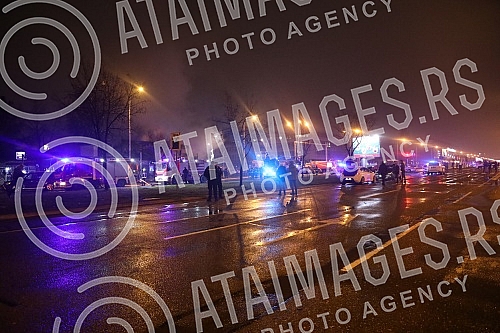 In Omladinskih brigada Street, there was an explosion and a fire in the Kosnica restaurant, which burned down, the flames engulfed three other buildings, and there are injured in the fire.U Ulici Omladinskih brigada je doslo do eksplozije i pozara 