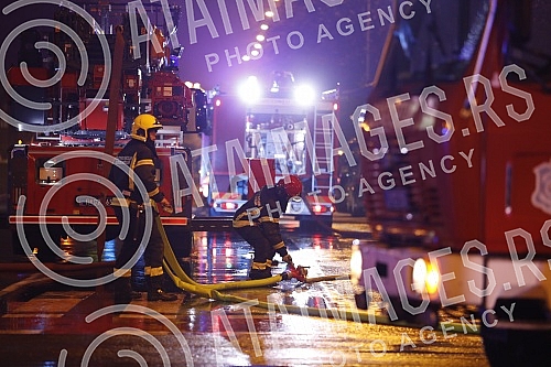 In Omladinskih brigada Street, there was an explosion and a fire in the Kosnica restaurant, which burned down, the flames engulfed three other buildings, and there are injured in the fire.U Ulici Omladinskih brigada je doslo do eksplozije i pozara 