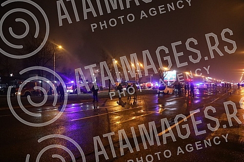 In Omladinskih brigada Street, there was an explosion and a fire in the Kosnica restaurant, which burned down, the flames engulfed three other buildings, and there are injured in the fire.U Ulici Omladinskih brigada je doslo do eksplozije i pozara 