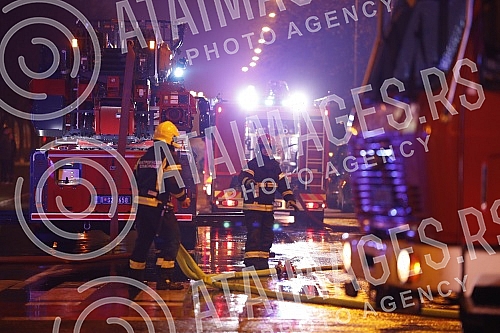 In Omladinskih brigada Street, there was an explosion and a fire in the Kosnica restaurant, which burned down, the flames engulfed three other buildings, and there are injured in the fire.U Ulici Omladinskih brigada je doslo do eksplozije i pozara 