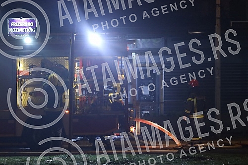 In Omladinskih brigada Street, there was an explosion and a fire in the Kosnica restaurant, which burned down, the flames engulfed three other buildings, and there are injured in the fire.U Ulici Omladinskih brigada je doslo do eksplozije i pozara 