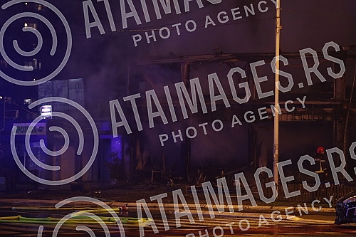 In Omladinskih brigada Street, there was an explosion and a fire in the Kosnica restaurant, which burned down, the flames engulfed three other buildings, and there are injured in the fire.U Ulici Omladinskih brigada je doslo do eksplozije i pozara 