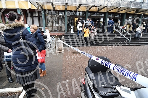Another report that a bomb had been planted in the Novi Sad court, the building was emptied.Jos jedna dojava da je u novosadskom sudu postavljens bomba , zgrada je ispraznjena.