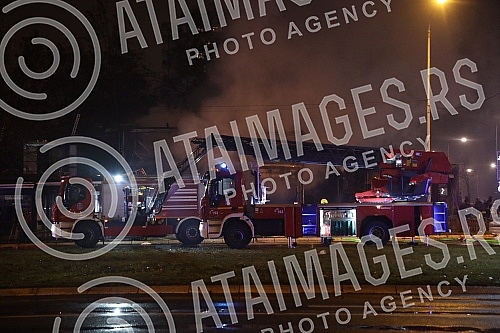 In Omladinskih brigada Street, there was an explosion and a fire in the Kosnica restaurant, which burned down, the flames engulfed three other buildings, and there are injured in the fire.U Ulici Omladinskih brigada je doslo do eksplozije i pozara 