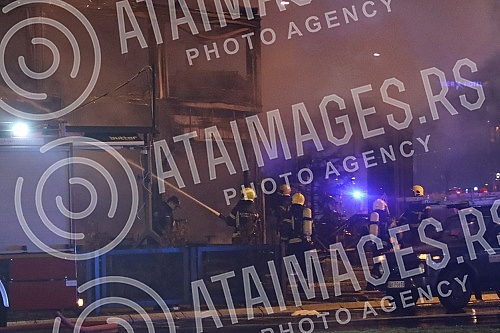 In Omladinskih brigada Street, there was an explosion and a fire in the Kosnica restaurant, which burned down, the flames engulfed three other buildings, and there are injured in the fire.U Ulici Omladinskih brigada je doslo do eksplozije i pozara 