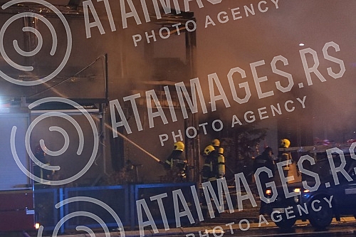 In Omladinskih brigada Street, there was an explosion and a fire in the Kosnica restaurant, which burned down, the flames engulfed three other buildings, and there are injured in the fire.

U Ulici Omladinskih brigada je doslo do eksplozije i pozara 