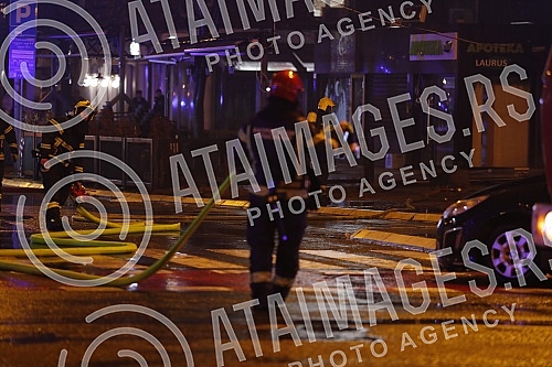 In Omladinskih brigada Street, there was an explosion and a fire in the Kosnica restaurant, which burned down, the flames engulfed three other buildings, and there are injured in the fire.U Ulici Omladinskih brigada je doslo do eksplozije i pozara 