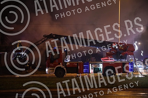 In Omladinskih brigada Street, there was an explosion and a fire in the Kosnica restaurant, which burned down, the flames engulfed three other buildings, and there are injured in the fire.U Ulici Omladinskih brigada je doslo do eksplozije i pozara 