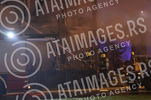 In Omladinskih brigada Street, there was an explosion and a fire in the Kosnica restaurant, which burned down, the flames engulfed three other buildings, and there are injured in the fire.U Ulici Omladinskih brigada je doslo do eksplozije i pozara 