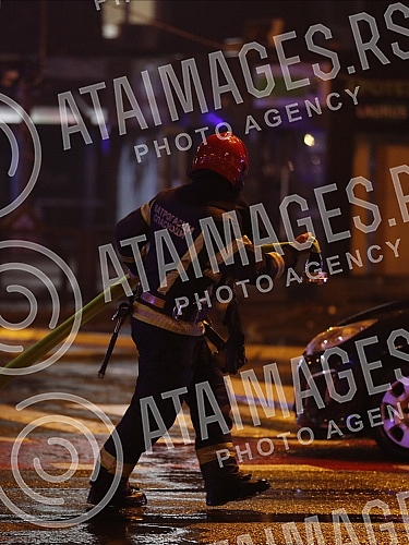 In Omladinskih brigada Street, there was an explosion and a fire in the Kosnica restaurant, which burned down, the flames engulfed three other buildings, and there are injured in the fire.U Ulici Omladinskih brigada je doslo do eksplozije i pozara 