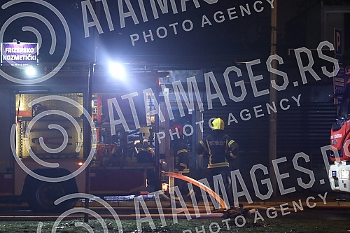In Omladinskih brigada Street, there was an explosion and a fire in the Kosnica restaurant, which burned down, the flames engulfed three other buildings, and there are injured in the fire.U Ulici Omladinskih brigada je doslo do eksplozije i pozara 