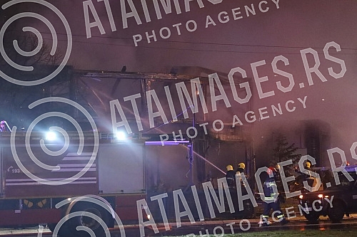 In Omladinskih brigada Street, there was an explosion and a fire in the Kosnica restaurant, which burned down, the flames engulfed three other buildings, and there are injured in the fire.U Ulici Omladinskih brigada je doslo do eksplozije i pozara 