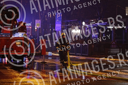 In Omladinskih brigada Street, there was an explosion and a fire in the Kosnica restaurant, which burned down, the flames engulfed three other buildings, and there are injured in the fire.U Ulici Omladinskih brigada je doslo do eksplozije i pozara 