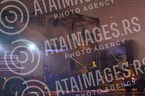 In Omladinskih brigada Street, there was an explosion and a fire in the Kosnica restaurant, which burned down, the flames engulfed three other buildings, and there are injured in the fire.U Ulici Omladinskih brigada je doslo do eksplozije i pozara 