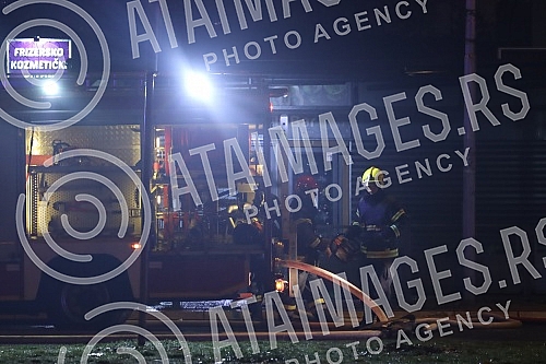 In Omladinskih brigada Street, there was an explosion and a fire in the Kosnica restaurant, which burned down, the flames engulfed three other buildings, and there are injured in the fire.U Ulici Omladinskih brigada je doslo do eksplozije i pozara 