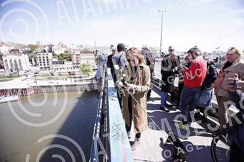 April 8, 2022 marks the 28th anniversary of the death of the journalist Duga Radislava Dada Vujasinovic, which is still unclear, and on that occasion the Independent Association of Journalists of Serbia invited colleagues, as well as all citizens, to