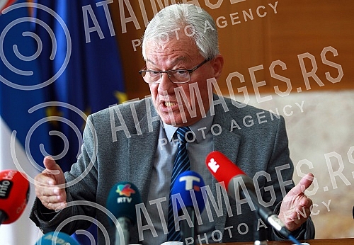 The Interim Media Monitoring Oversight Body held a press conference to present a preliminary Report on the Behavior of Media Service Providers during the election campaign.Privremeno nadzorno telo za pracenje medija tokom izborne kampanje odrzalo j