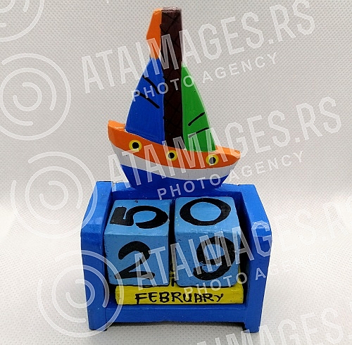 The wooden calendar which is valid for every year shows February 29. Drveni kalendar koji vazi za svaku godinu pokazuje 29. februar.