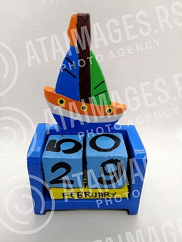 The wooden calendar which is valid for every year shows February 29. Drveni kalendar koji vazi za svaku godinu pokazuje 29. februar.