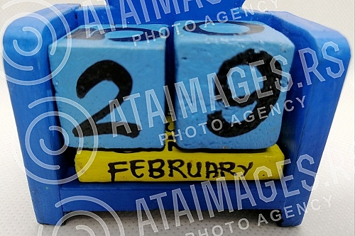 The wooden calendar which is valid for every year shows February 29. Drveni kalendar koji vazi za svaku godinu pokazuje 29. februar.