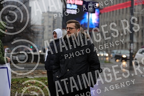 Politician Srdjan Nogo and his supporters protested against Rio Tinto in front of the National Assembly.Politicar Srdjan Nogo i njegove pristalice su ispred narodne skupstine protestvovale protiv Rio Tinta.