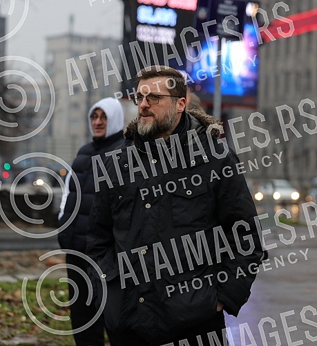 Politician Srdjan Nogo and his supporters protested against Rio Tinto in front of the National Assembly.Politicar Srdjan Nogo i njegove pristalice su ispred narodne skupstine protestvovale protiv Rio Tinta.