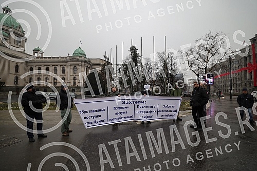 Politician Srdjan Nogo and his supporters protested against Rio Tinto in front of the National Assembly.Politicar Srdjan Nogo i njegove pristalice su ispred narodne skupstine protestvovale protiv Rio Tinta.